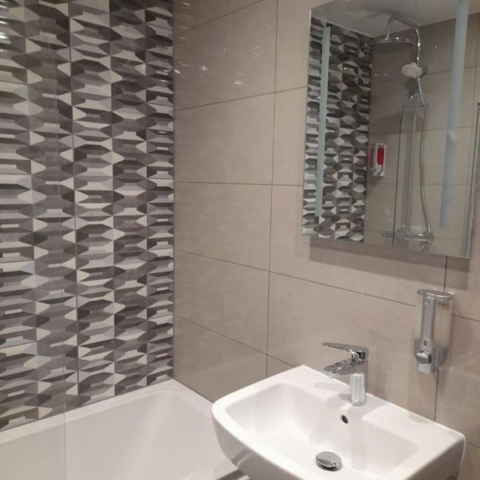 Cosy 3 Bed - Fantastic Location Apartment
