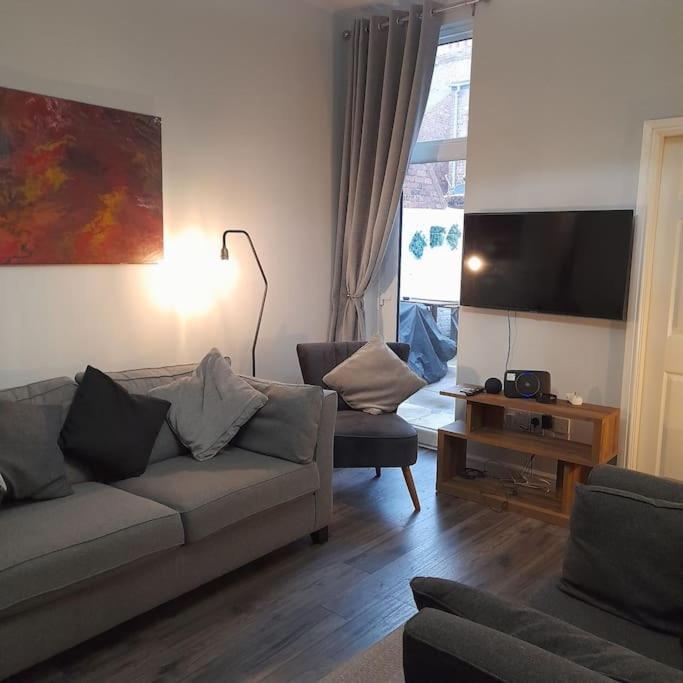 Cosy 3 Bed - Fantastic Location Apartment